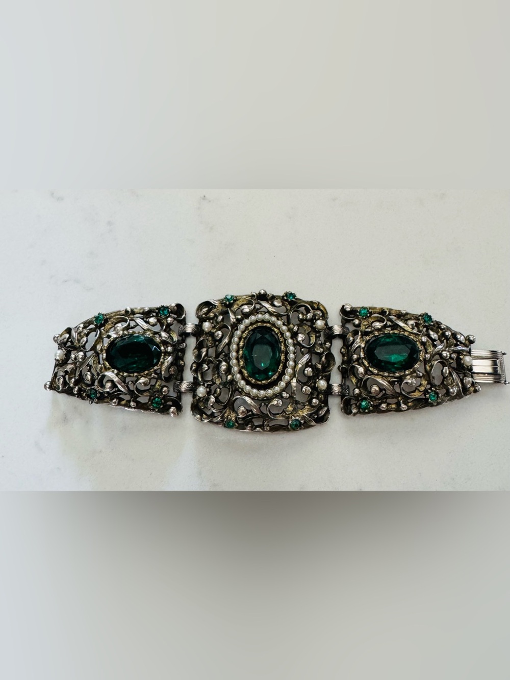 Vintage-Inspired Emerald Green Filigree Bracelet with Pearls